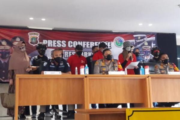 Dalam konferensi pers itu, ketiga tersangka pun telah dihadirkan di Polres Metro Jakarta Pusat.