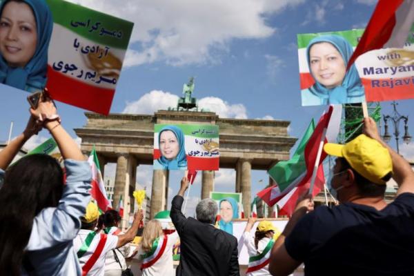 Dengan mengibarkan bendera, demonstran berunjuk rasa di Gerbang Brandenburg Berlin dan sejumlah lokasi lainnya sebagai bagian dari KTT Dunia Bebas Iran, yang menampilkan pidato mantan Menteri Luar Negeri AS Mike Pompeo dan Perdana Menteri Slovenia Janez Jansa.