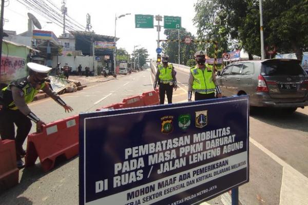 Sejumlah jalan protokol ditutup oleh petugas kepolisian untuk melancarkan penerapan PPKM Darurat di Jawa dan Bali. Penutupan jalan-jalan besar berguna untuk mengurangi mobilitas masyarakat.