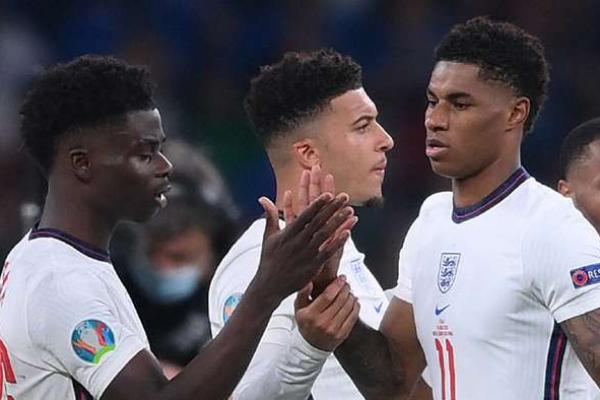 Penyerang Manchester United Jadon Sancho dipaksa untuk menarik diri dari Inggris untuk kualifikasi Piala Dunia karena cedera.