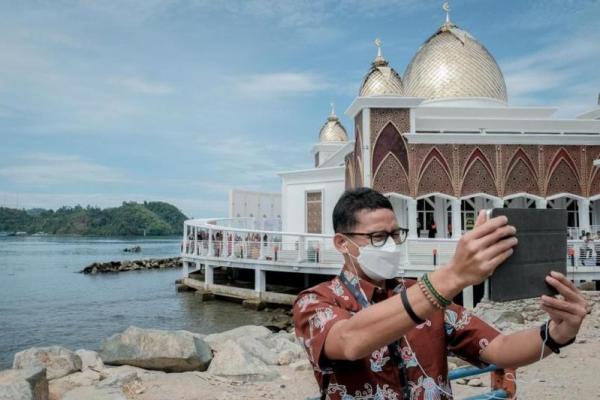 Wisata halal merupakan segmen pariwisata yang menyasar target wisatawan muslim.