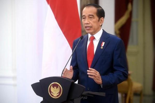 Presiden RI Joko Widodo mengucapkan selamat kepada atlet angkat besi putri Indonesia Windy Cantika Aisah yang meraih medali pertama bagi tim Merah Putih di Olimpiade Tokyo.