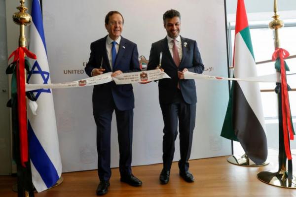 Uni Emirat Arab (UEA) menjadi negara Teluk pertama yang membuka kedutaan besar di Israel. Prosesi peresmian Kedubes UEA pada Rabu (14/7) tampak dihadiri oleh Presiden Israel Isaac Herzog.
