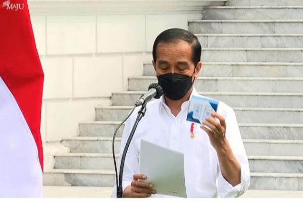 Presiden Jokowi membagikan ribuan obat dan vitamin kepada warga yang terpapar Covid-19 dan isoman.