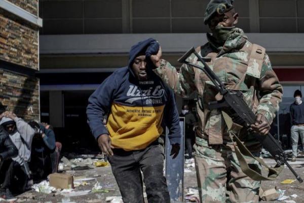 Sekitar 72 orang tewas dan lebih dari 1.700 lainnya ditangkap sejak pemenjaraan mantan presiden Jacob Zuma, kondisi yang memicu kerusuhan terburuk di negara itu selama bertahun-tahun.