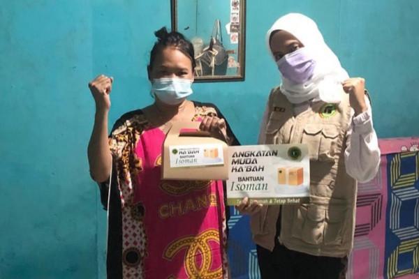 Adapun isi paket tersebut terdiri dari vitamin esensial, masker, anti septik dan bahan makanan.
