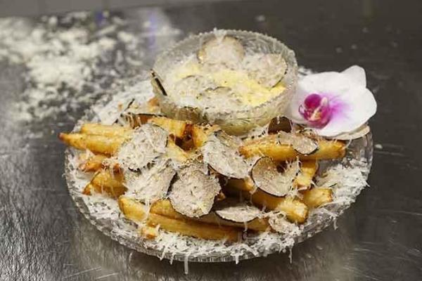 Sebuah restoran di New York memecahkan Rekor Dunia Guinness kesepuluh dengan item menu terbarunya: sepiring kentang goreng seharga $200 (Rp2,9 juta).