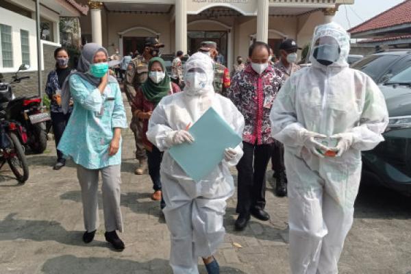 Pangdam menambahkan, bantuan obat-obatan ini akan dikhususkan untuk warga terpapar COVID dari keluarga tidak mampu, wilayah kumuh serta warga yang belum mendapatkan obat dari rumah sakit.