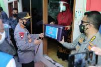 Kapolri Listyo Sigit Salurkan Bansos di Wilayah Pinggiran Jakarta
