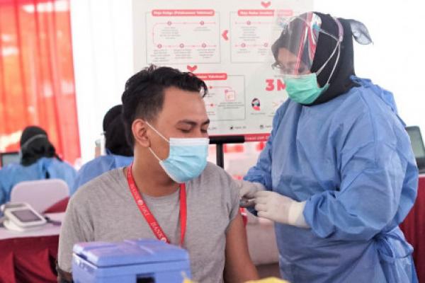 Sentra vaksinasi tersebut merupakan kolaborasi dengan Dinas Kesehatan DKI Jakarta sebagai upaya mendukung target Pemerintah Provinsi (Pemprov) DKI Jakarta dalam melaksanakan pemberian vaksinasi.