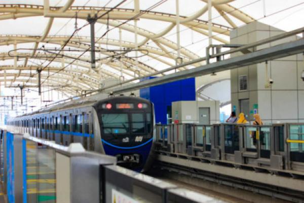 Sehubungan dengan penyesuaian kebijakan tersebut, maka kapasitas maksimal penumpang MRT Jakarta saat ini sebanyak 86 orang per car (kereta) atau 516 orang per `train set` (rangkaian kereta).