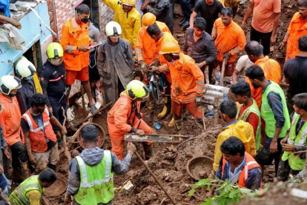 Sedikitnya 30 orang tewas di tiga pinggiran kota Mumbai, India pasca hujan lebat memicu tanah longsor. Hujan yang masih belum kunjung reda memaksa pemerintah merelokasi warga dari zona berbahaya.
