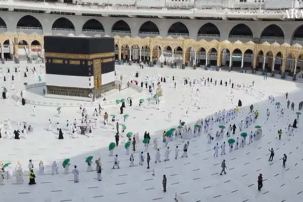 Pengunjung masjid suci akan tetap diwajibkan memakai masker dan melakukan reservasi untuk melakukan umrah dan sholat melalui aplikasi Tawakkalna dan Eatmarna.