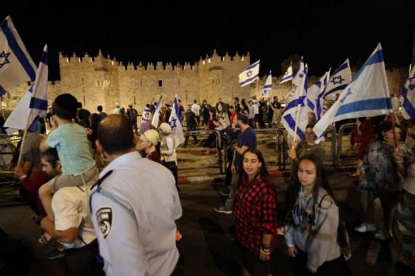 1.371 pemukim Yahudi Israel disertai oleh anggota Knesset menyerbu Masjid Al-Aqsa dan bentrok dengan jamaah Muslim Palestina