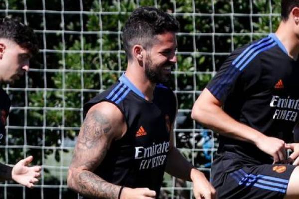 Isco membalas komentar warganet di Twitter, yang menuding dia membocorkan susunan formasi Real Madrid ke media, jelang laga kontra Chelsea.