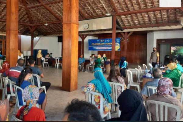 Nah itulah tadi info mengenai berbagai tempat yang menyediakan vaksinasi Covid-19 secara gratis, baik untuk masyarakat yang berdomisili di kota tersebut maupun masyarakat umum tanpa perlu surat domisili.