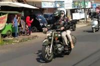 Mengendarai Sepeda Motor, Kang Emil Bagikan Bansos