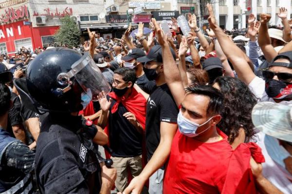 Di Tunis, polisi menggunakan semprotan merica terhadap pengunjuk rasa yang melemparkan batu, dan meneriakkan slogan-slogan menuntut Perdana Menteri Hichem Mechichi mundur dan parlemen dibubarkan.