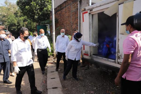 KKP turun langsung dengan membagikan bantuan produk perikanan kepada masyarakat di sejumlah wilayah.