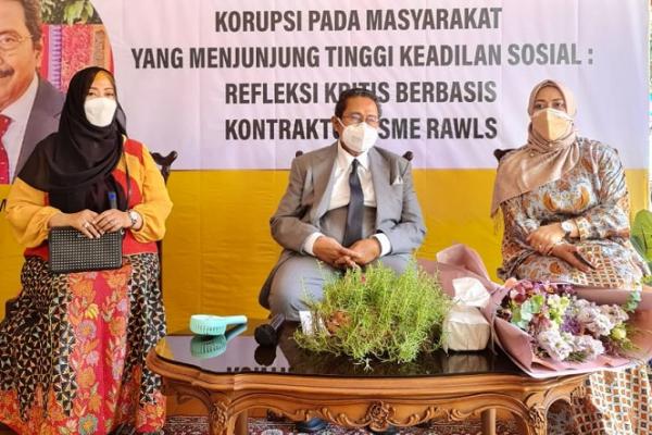 Politisi senior Partai Golkar Fahmi Idris meraih gelar Doktor Ilmu Filsafat Fakultas Ilmu Pengetahuan Budaya UI dengan disertasi berjudul “Korupsi Pada Masyarakat yang Menjunjung Tinggi Keadilan Sosial: Refleksi Kritis Berbasis Kontraktualisme Rawls”.