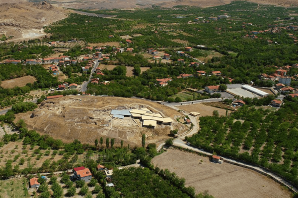 Situs arkeologi Arslantepe terletak di dataran Malatya, lima kilometer dari pusat kota dan 15 km dari Sungai Efrat