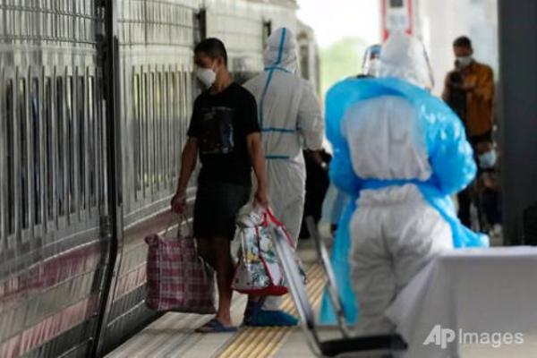 Otoritas medis di Bangkok mengatakan Senin bahwa semua tempat tidur unit perawatan intensif (ICU) untuk pasien COVID-19 di rumah sakit umum penuh dan beberapa orang sakit dirawat di ruang gawat darurat.