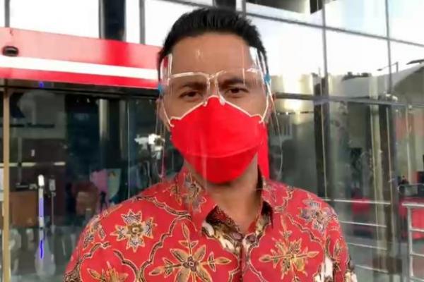 Hengky yang sebelumnya Wakil Bupati Bandung Barat mengaku dicecar penyidik mengenai pembagian tugas antara dirinya dengan Aa Umbara selaku Bupati.
