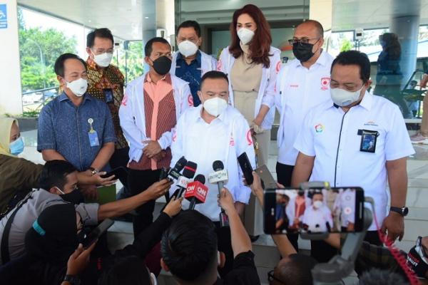 Wakil Ketua DPR RI Sufmi Dasco Ahmad meninjau perusahaan plat merah bidang kesehatan Kimia Farma di Bandung, Jawa Barat, Kamis (28/7).