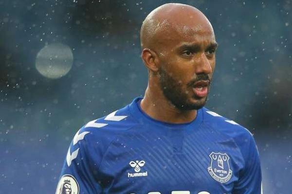 Menurut Delph, Covid-19 maupun upaya kekebalan kelompok melalui vaksin merupakan konspirasi. Dia juga menyebut vaksinasi tidak diperlukan untuk para pemain sepak bola.