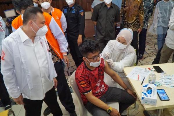 Wakil Ketua DPR RI Sufmi Dasco Ahmad meninjau vaksinasi di Pasar Tanah Abang, Jumat (30/7). Vaksinasi tersebut dilaksanakan oleh Ikatan Pedagang Pasar Indonesia (IPPI) dan Polri.