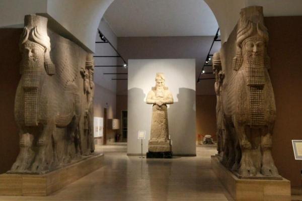 Amerika Serikat dilaporkan akan mengirim sekitar 17.000 barang antik arkeologi kembali ke Irak, setelah mereka diselundupkan secara ilegal dari negara itu selama beberapa dekade.