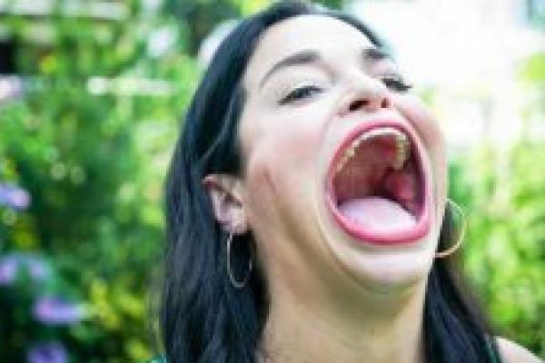 Bintang TikTok yang berbasis di Connecticut dengan mulut yang luar biasa besar disertifikasi oleh Guinness World Records sebagai memiliki mulut ternganga terbesar di dunia.