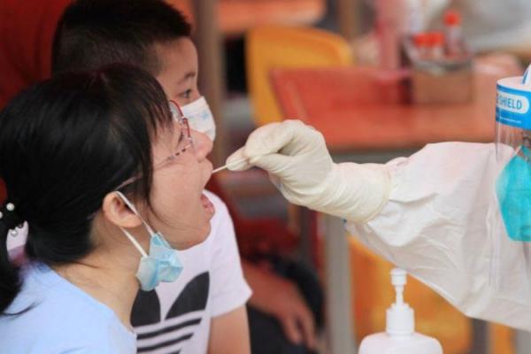 Sejak akhir Juli, varian Delta yang sangat mudah menular telah terdeteksi di setidaknya selusin kota di China, termasuk ibu kota, Beijing, dan Wuhan, tempat virus corona baru muncul pada akhir 2019.