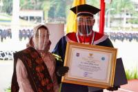 Gandeng Istri Tercinta, Gus Jazil Raih Wisudawan Terbaik Program Doktor IPDN 2021
