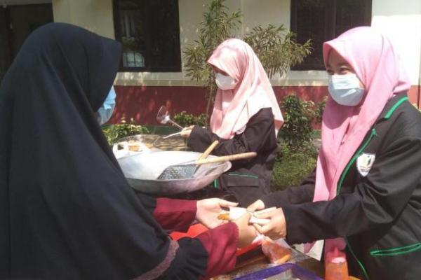 Di sela waktu libur sekolah, sejumlah siswa Sekolah Cendekia Baznas (SCB) memilih berjualan makanan siap saji di sekitar sekolah