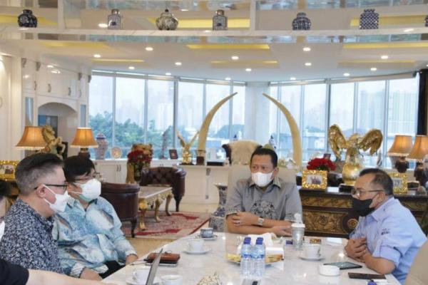 AR adalah teknologi yang menggabungkan benda maya dua dimensi atau tiga dimensi ke dalam sebuah lingkungan nyata dan memproyeksikan benda-benda maya tersebut secara realitas dalam waktu nyata.