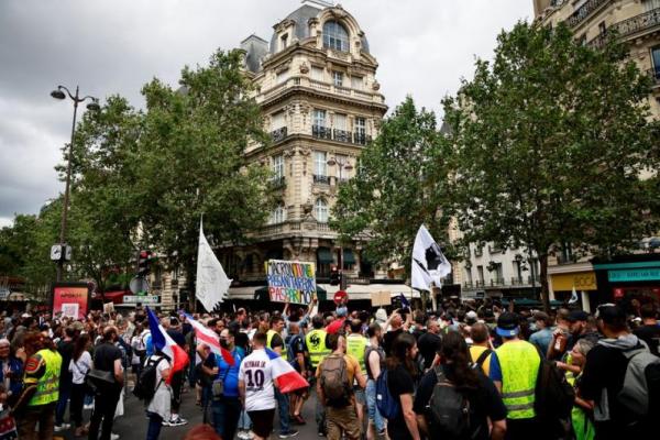 Ribuan orang di Paris, Prancis, dan sejumlah kota besar lainnya memprotes syarat vaksinasi untuk mengakses fasilitas umum.