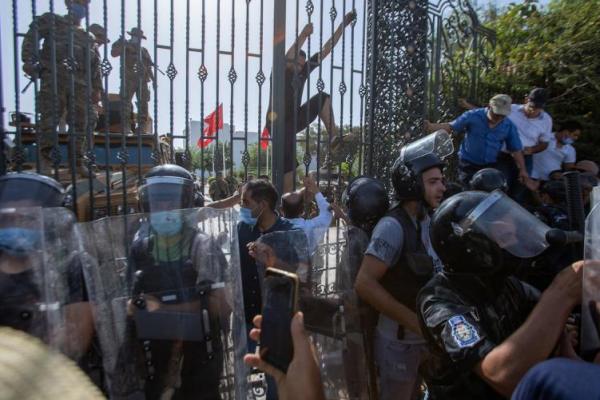Mesir meminta warga Tunisia untuk menghindari eskalasi dan kekerasan di tengah ketegangan setelah presiden negara itu memecat pemerintah dan membekukan parlemen.