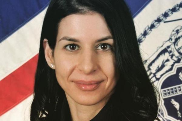 Falasteen Srour Palestina-Amerika sebagai kapten di Komando Polisi Kabupaten Bronx, menjadikannya wanita pertama asal Arab yang ditunjuk untuk pangkat ini.