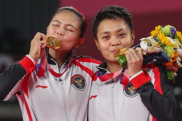 Greysia/Apriyani berhasil menyumbangkan emas perdana bagi Indonesia, yang membawa posisi Skuat Garuda naik ke posisi ke-34 dalam torehan medali sementara.