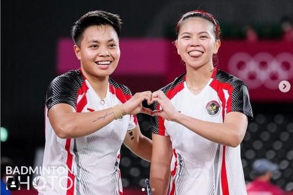 Greysia Polii/Apriyani Rahayu menyabet medali emas Olimpiade Tokyo 2020 setelah menyingkirkan ganda putri China Chen Qing Chen/Jia Yi Fan dalam pertandingan final bulu tangkis ganda putri.