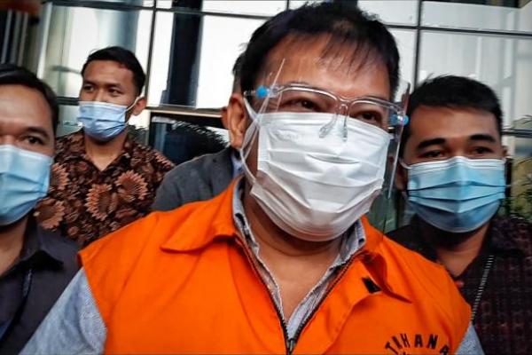 Selain tiga pegawai BPKD, KPK juga memanggil pegawai Badan Usaha Milik Daerah (BUMD) DKI Jakarta bernama Farouk. Dia juga diperiksa untuk tersangka Rudi.