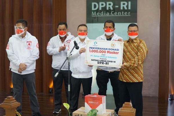 PT Hetzer Medical Indonesia menyumbangkan donasi sebanyak 1 juta masker yang diserahkan ke Satgas Lawan Covid-19 DPR RI.