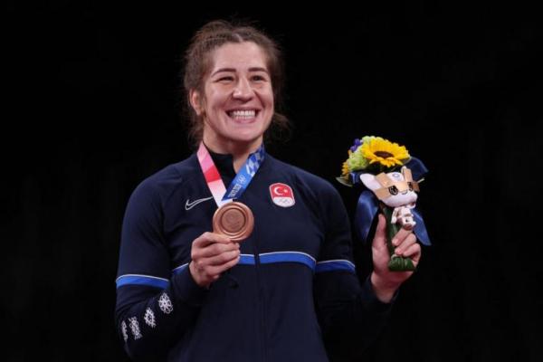 Yasemin Adar berhasil mencetak rekor baru dalam dunia gulat wanita Turki usai meraih hasil positif di Olimpiade Tokyo, Jepang.