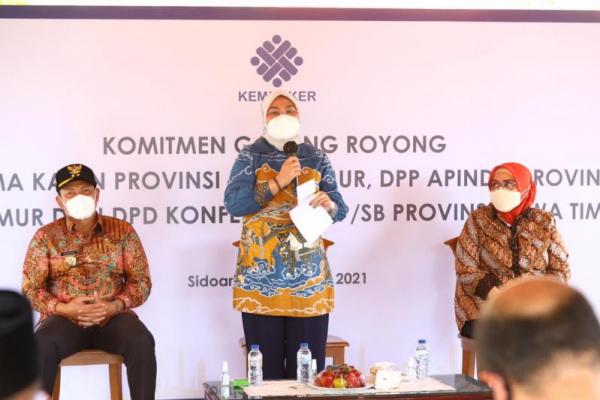 Menteri Ketenagakerjaan, Ida Fauziyah bersama stakeholders ketenagakerjaan se-Jawa Timur melakukan Deklarasi Gotong Royong menangkan Indonesia menghadapi pandemi COVID-19.
