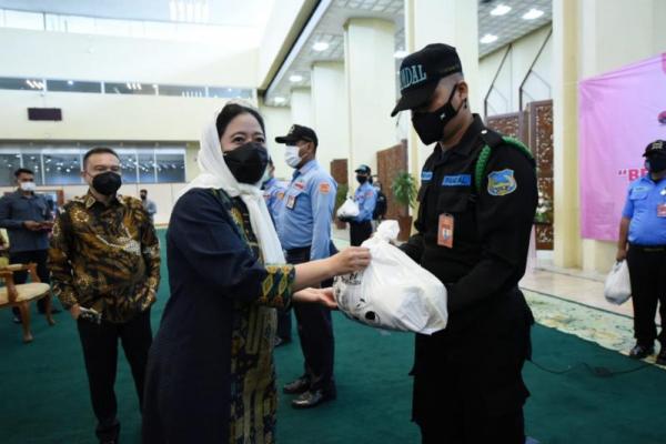 Kalangan dewan meminta pemerintah mempercepat pencairan bantuan untuk para pekerja terdampak pandemi Covid-19.Menurut Ketua DPR RI Puan Maharani, bantuan lewat program Bantuan Subsidi Upah (BSU) seharusnya sudah bisa dicairkan pada pekan ini.