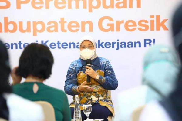 Menaker Ida menambahkan, di masa pandemi COVID-19, pekerja perempuan juga mengalami beban tambahan.