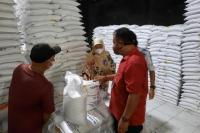 Bulog Pastikan Warga Pandeglang Terima Beras Berkualitas