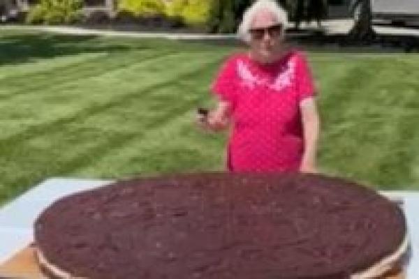 Seorang bintang media sosial berusia 95 tahun dan cucunya mengatakan bahwa mereka telah memecahkan Rekor Dunia Guinness di Ohio dengan memasak kue Oreo raksasa dengan berat 175 pon