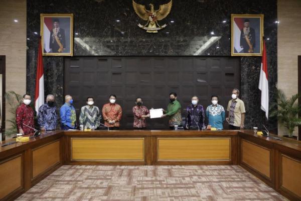 Ahmad Muqowam mengatakan bahwa Presiden Jokowi memiliki wewenang dan tanggung jawab untuk menggerakan roda pemerintahan pusat dan daerah beserta segenap elemen masyarakat Indoensia untuk bergotong royong mengatasi pandemic Covid 19.